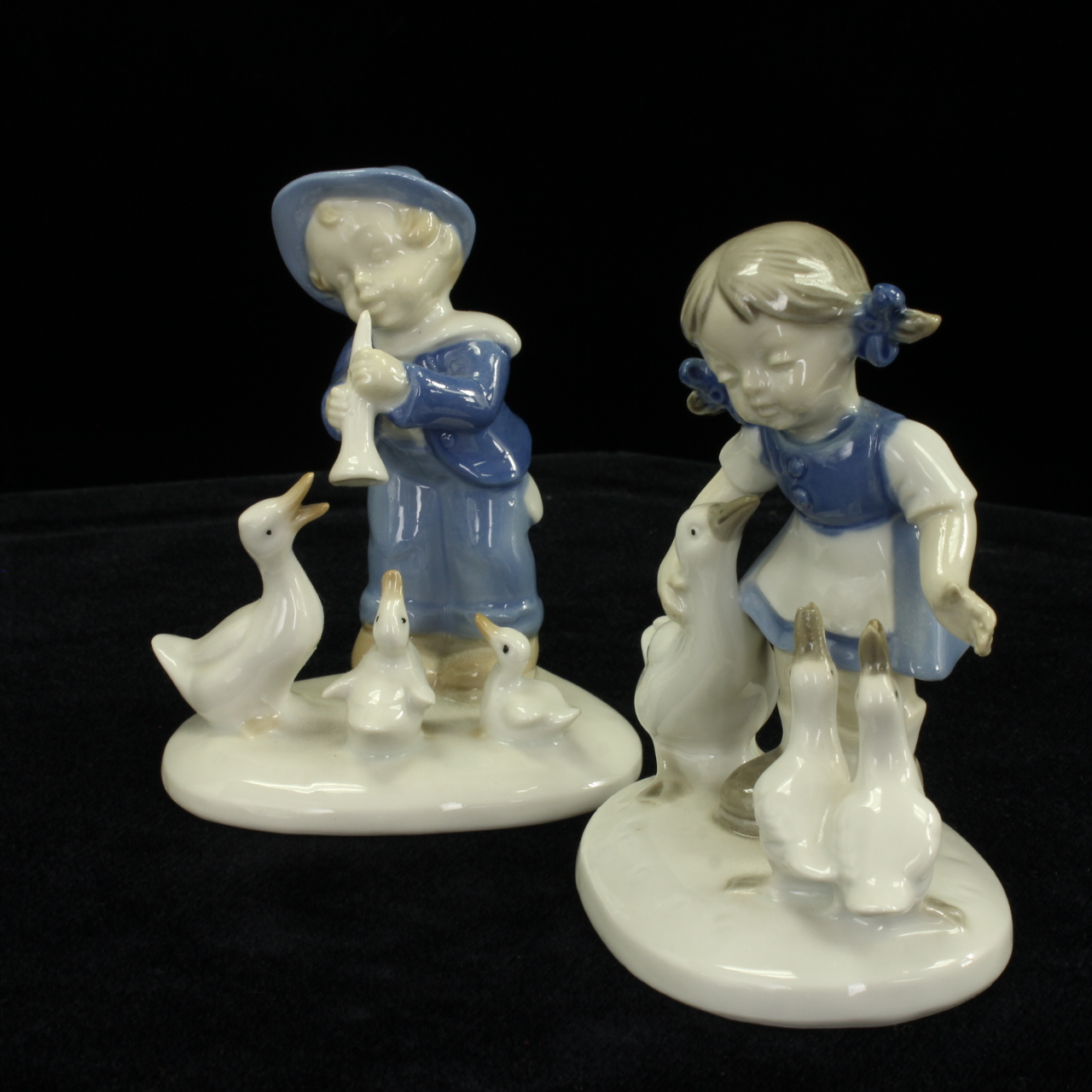 Pair of Hummel Figurines, Nr. 9447